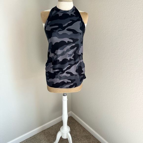 Old Navy woman’s camo athletic racerback tank size XS - Picture 3 of 5